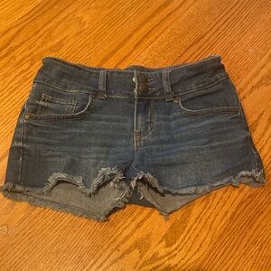 Levi’s girlfriend denim shorts